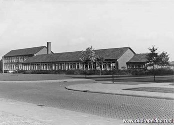 <p>Voorzijde van de Prof. Kohnstammschool, kort na gereedkomen van de uitbreiding in 1954 (Oud Apeldoorn).</p>
